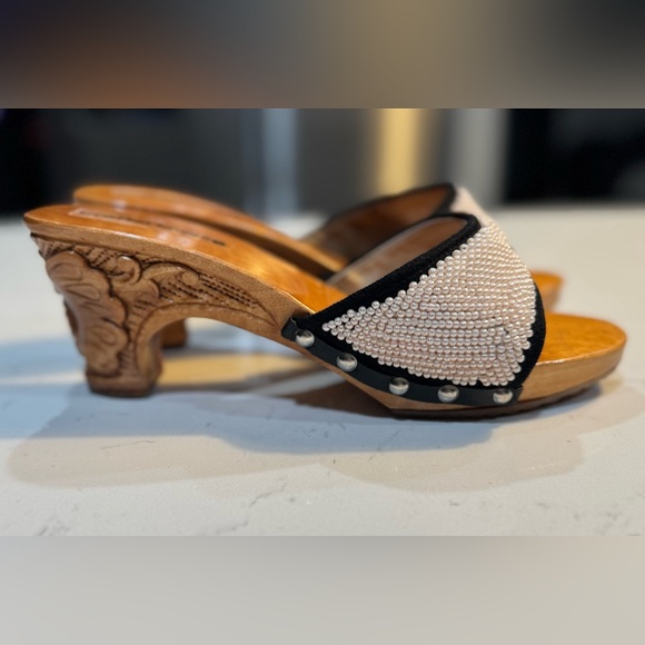 Crafts Hawaii Women's Off-White Beading W/ Black Trim Carved Wooden Clogs Size 6 - Picture 5 of 13